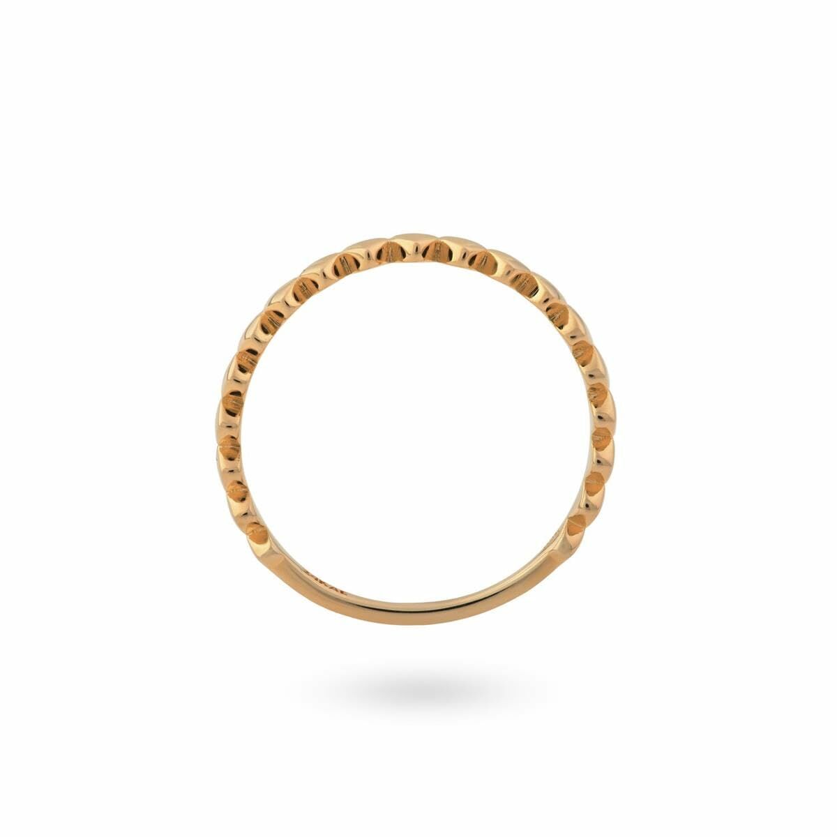 Detail van de 24KAE gouden ring met een elegante, ronde structuur en subtiele bollen.