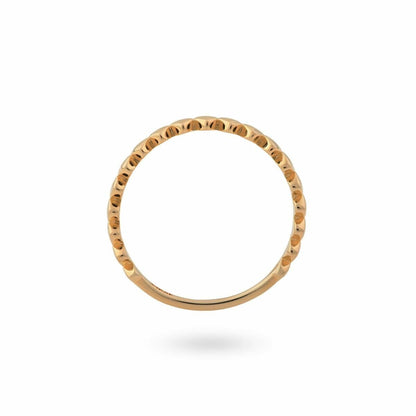 Detail van de 24KAE gouden ring met een elegante, ronde structuur en subtiele bollen.