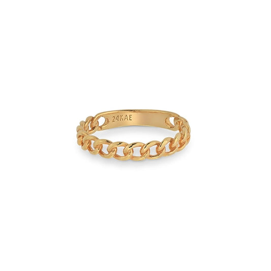 Gouden 24KAE ring met tijdloos ontwerp en schakelpatroon.