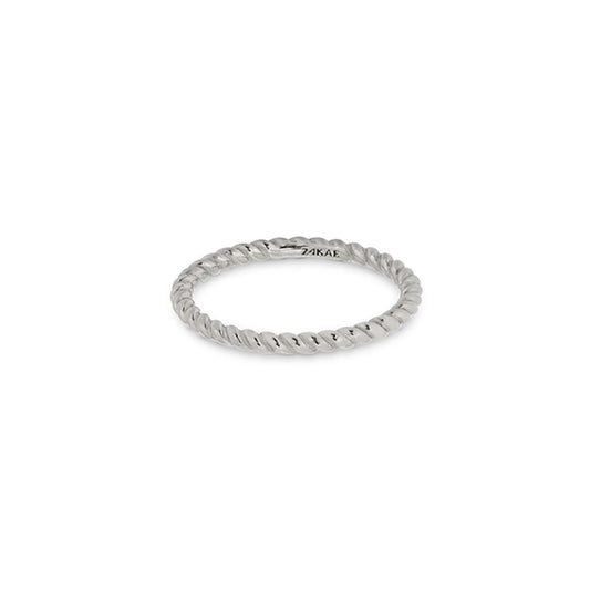 Zilverkleurige 24KAE ring met elegant gedraaid ontwerp, perfect voor dagelijks gebruik.