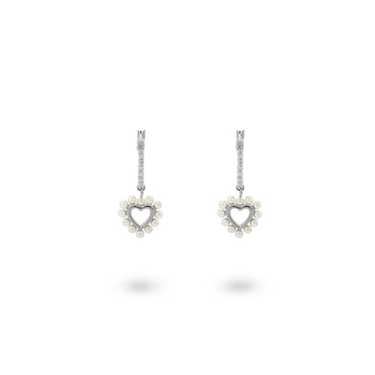 Zilverkleurige 24KAE oorbellen met hartvorm en pareldetails, elegant design.