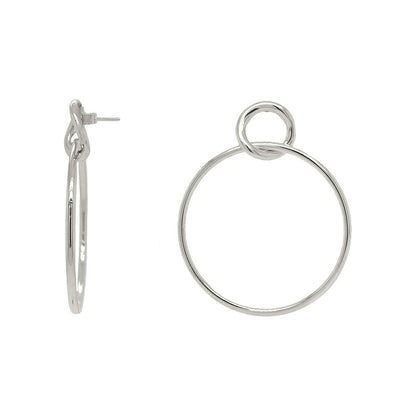 Detail van de zilverkleurige 24KAE oorbellen met elegante ronde vorm en knoopdesign.