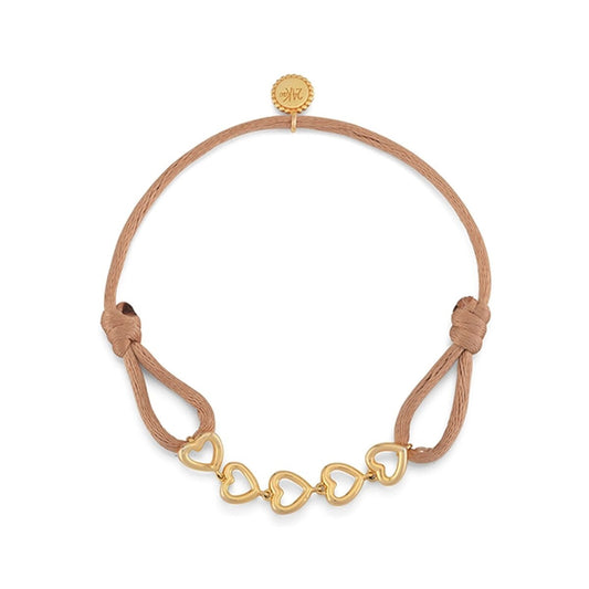 Gouden verfijnde armband van 24KAE met hartjesdetail en duurzame band.