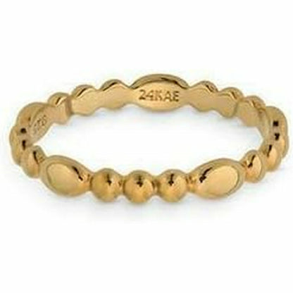 Detail van de 24KAE ring met een golvende gouden afwerking en subtiele bollen.