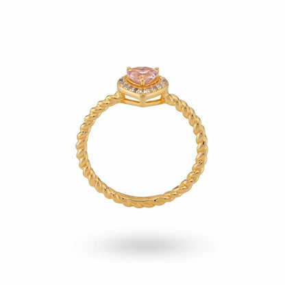 Elegante gouden ring van 24KAE met een rozenkwarts steen en gedraaid ontwerp.