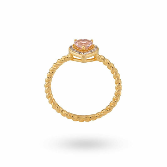 Elegante gouden ring van 24KAE met een rozenkwarts steen en gedraaid ontwerp.
