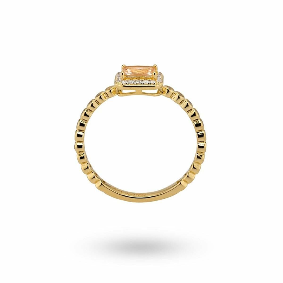 Elegante 24KAE gouden ring met een rechthoekige steen en sprankelende details.
