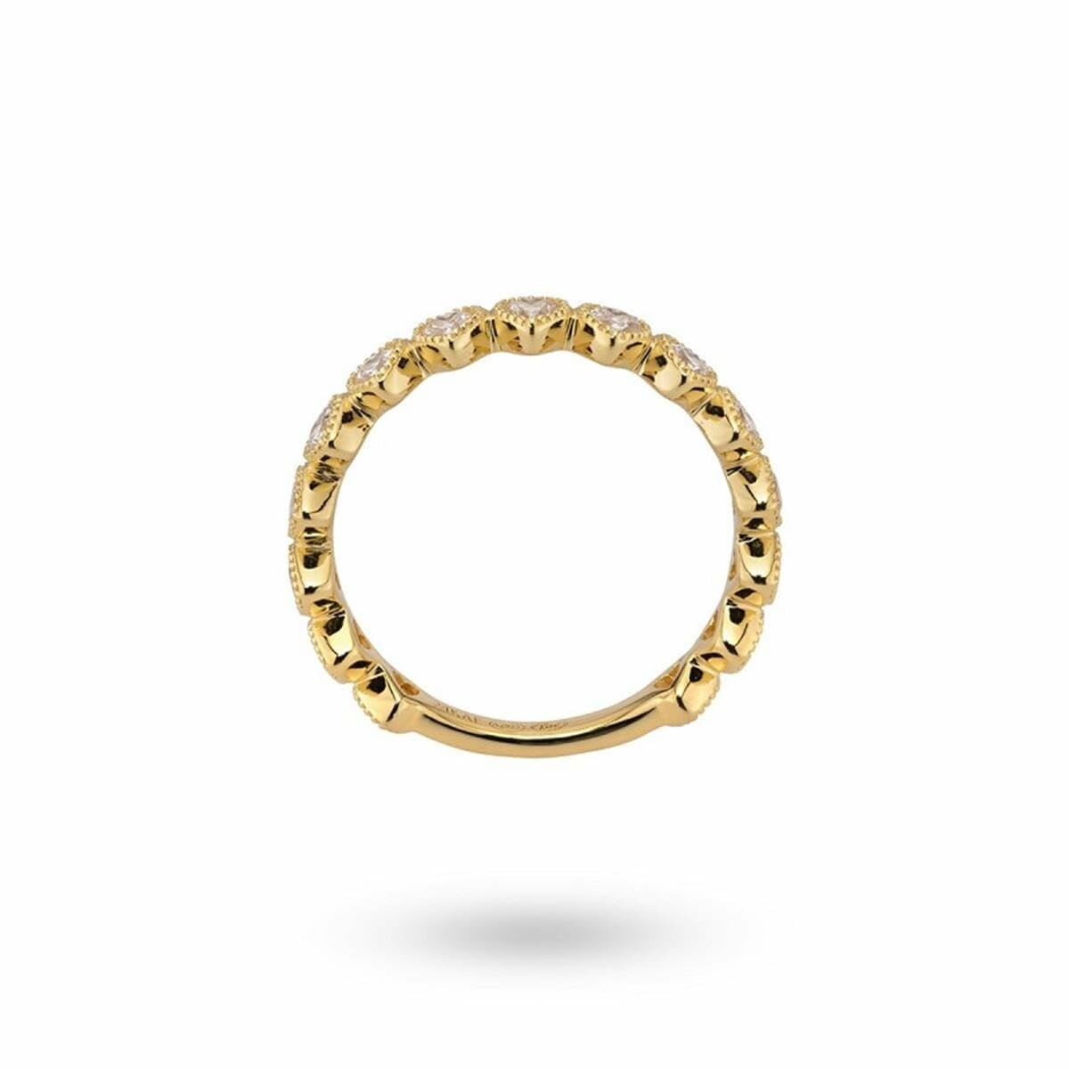 Detail van de 24KAE gouden ring met schitterende stenen in een elegante setting.