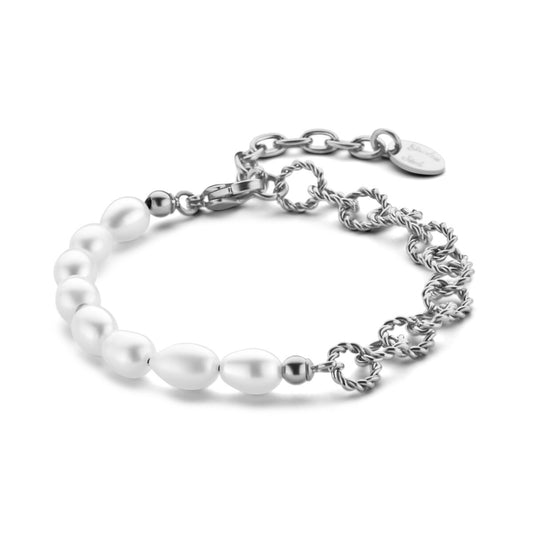 Zilverkleurige CO88 Collection armband met parels, elegant en tijdloos accessoire.