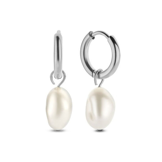 Zilverkleurige CO88 Collection oorbellen met elegante parel, vooraanzicht.