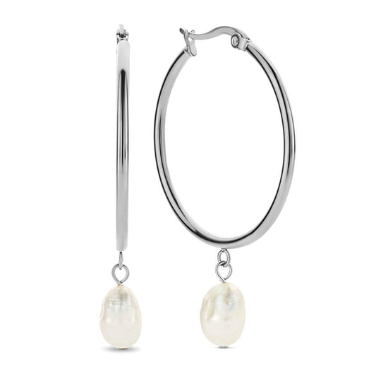Zilverkleurige CO88 Collection oorbellen met elegante parelhangertjes.