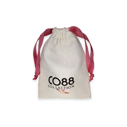 Zachte sieradenzak van CO88 Collection met roze strik, ideaal voor het opbergen van oorbellen.