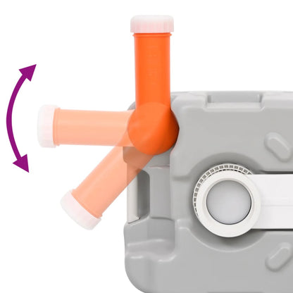 Detail van de oranje afvoerslang van het vidaXL campingtoilet, zijaanzicht.