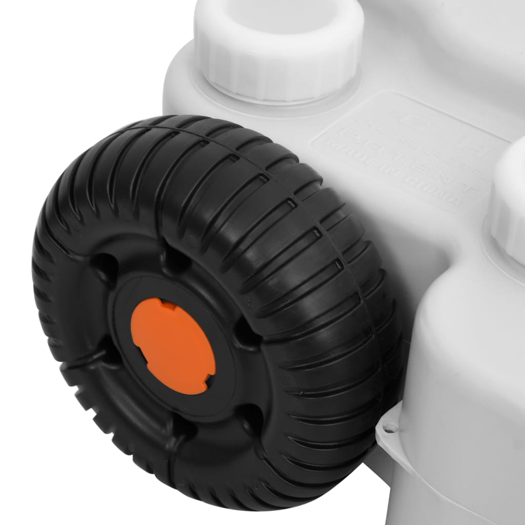 Detail van de zwarte wiel met oranje knop van de vidaXL watertank op wielen.