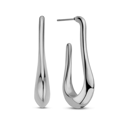 Zilverkleurige CO88 Collection oorbellen met elegante, vloeiende vormen.