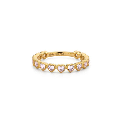 Gouden 24KAE ring met hartvormige roze stenen, elegant en tijdloos ontwerp.