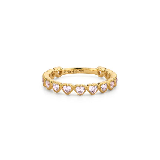 Gouden 24KAE ring met hartvormige roze stenen, elegant en tijdloos ontwerp.