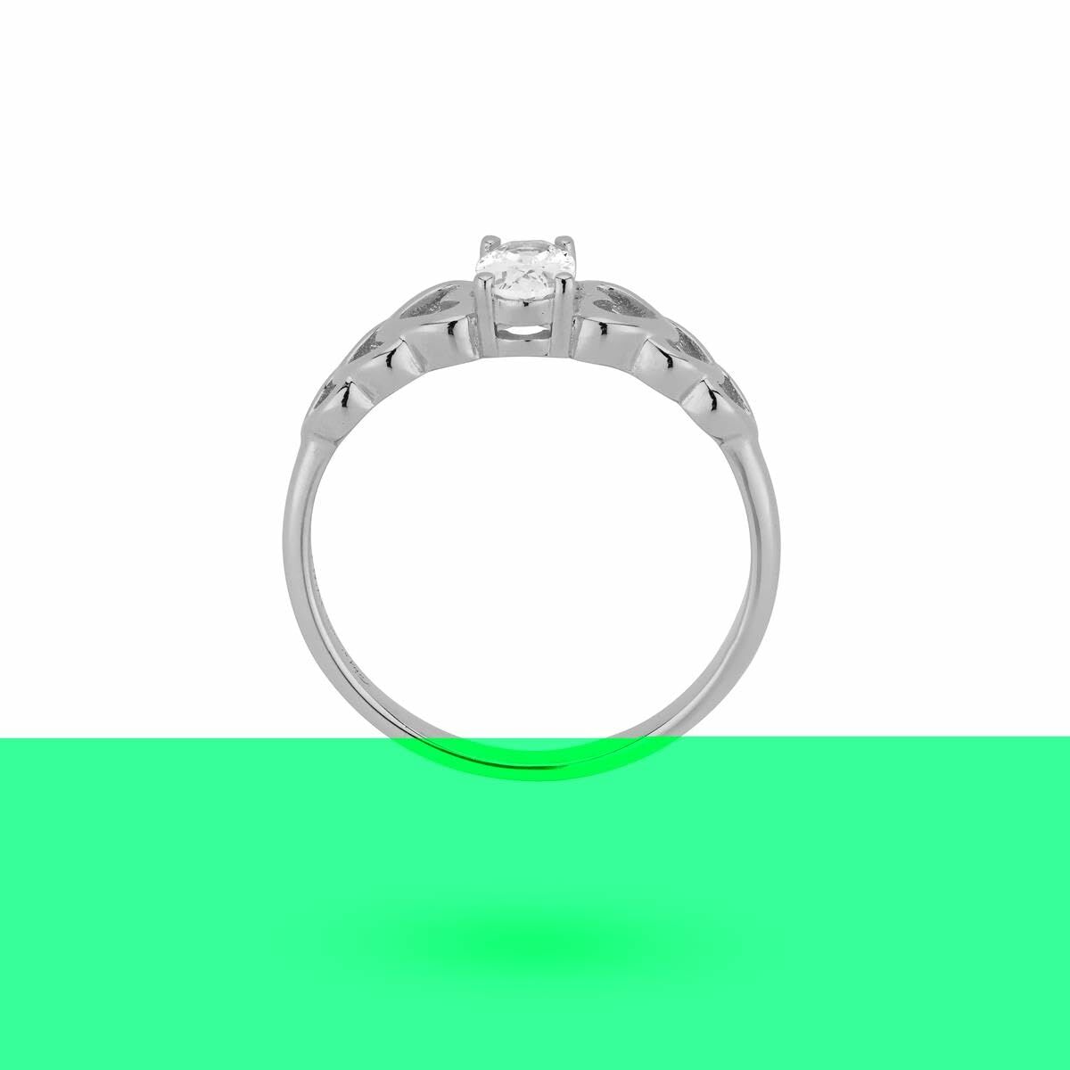Zijaanzicht van de zilverkleurige 24KAE ring met elegante details en een sprankelende steen.