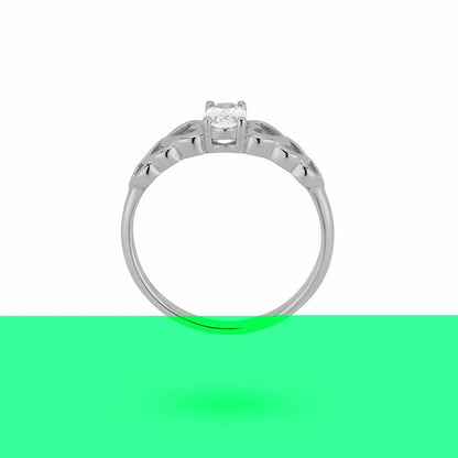 Zilverkleurige 24KAE ring met elegante details en een glinsterende steen, zijaanzicht.