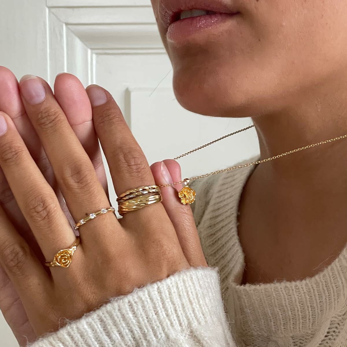 Detail van de 24KAE ring in maat 14, gedragen met andere sieraden.