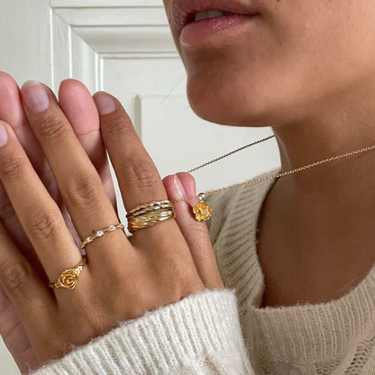 Detail van de 24KAE ring in maat 14, gedragen met andere sieraden.