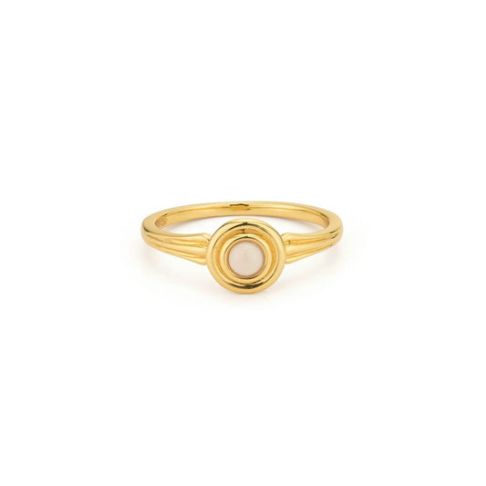 Gouden 24KAE ring met elegante ronde schijf en tijdloos ontwerp.