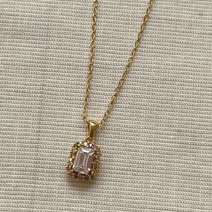 Detail van de 24KAE gouden ketting met een elegante, gegraveerde hanger.