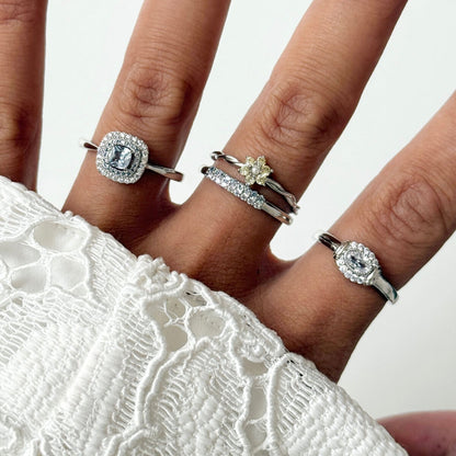 Detail van de zilverkleurige 24KAE damesring met elegante steentjes en verfijnde afwerking.