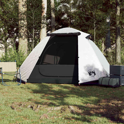 Zijaanzicht van de vidaXL 2-persoons koepeltent in wit, geplaatst op gras met stoelen.