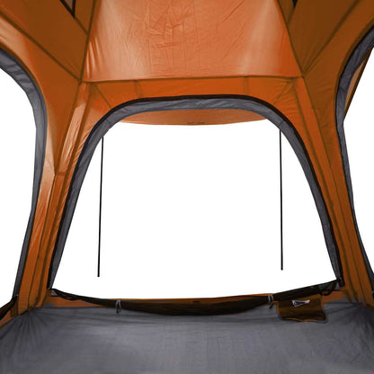 Detail van de grijze en oranje tent met gaaswanden voor optimale ventilatie.