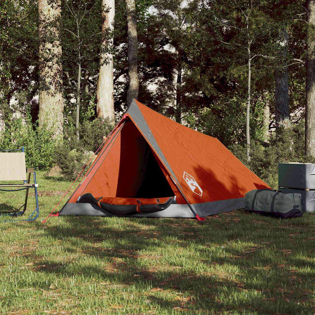 Zijaanzicht van de vidaXL 2-persoons tent in grijs en oranje, geplaatst in een groene omgeving.