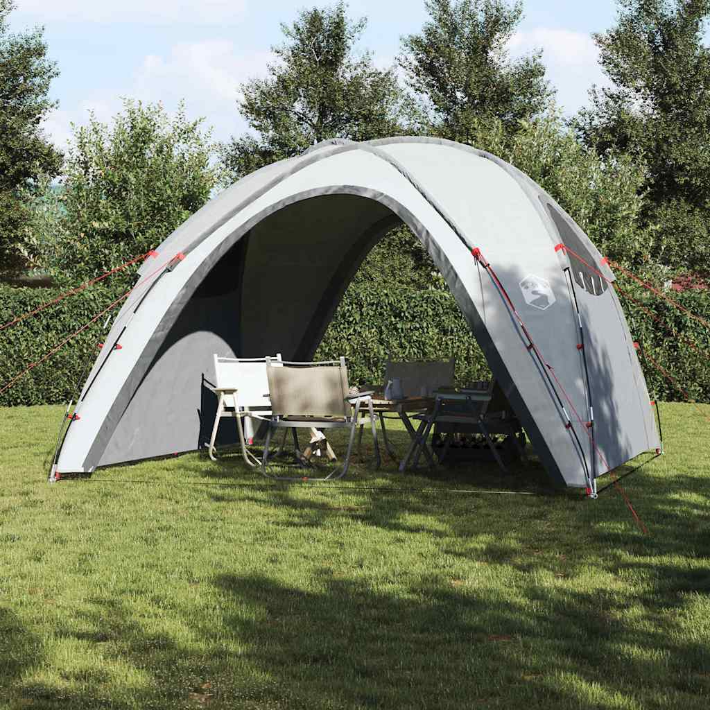 Detail van de vidaXL waterdichte partytent in een tuin, met zithoek eronder.