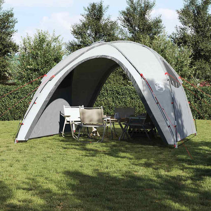 Detail van de vidaXL waterdichte partytent in een tuin, met zithoek eronder.