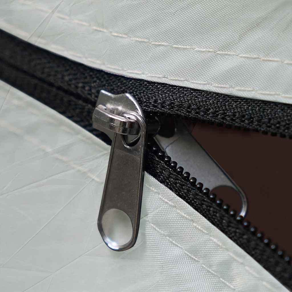 Detail van de rits van de vidaXL waterdichte opbergtent in groen.