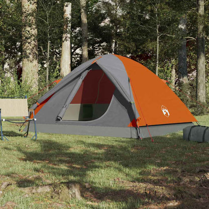 Zijaanzicht van de vidaXL koepeltent 3-persoons in oranje, geplaatst op gras met campingstoelen.