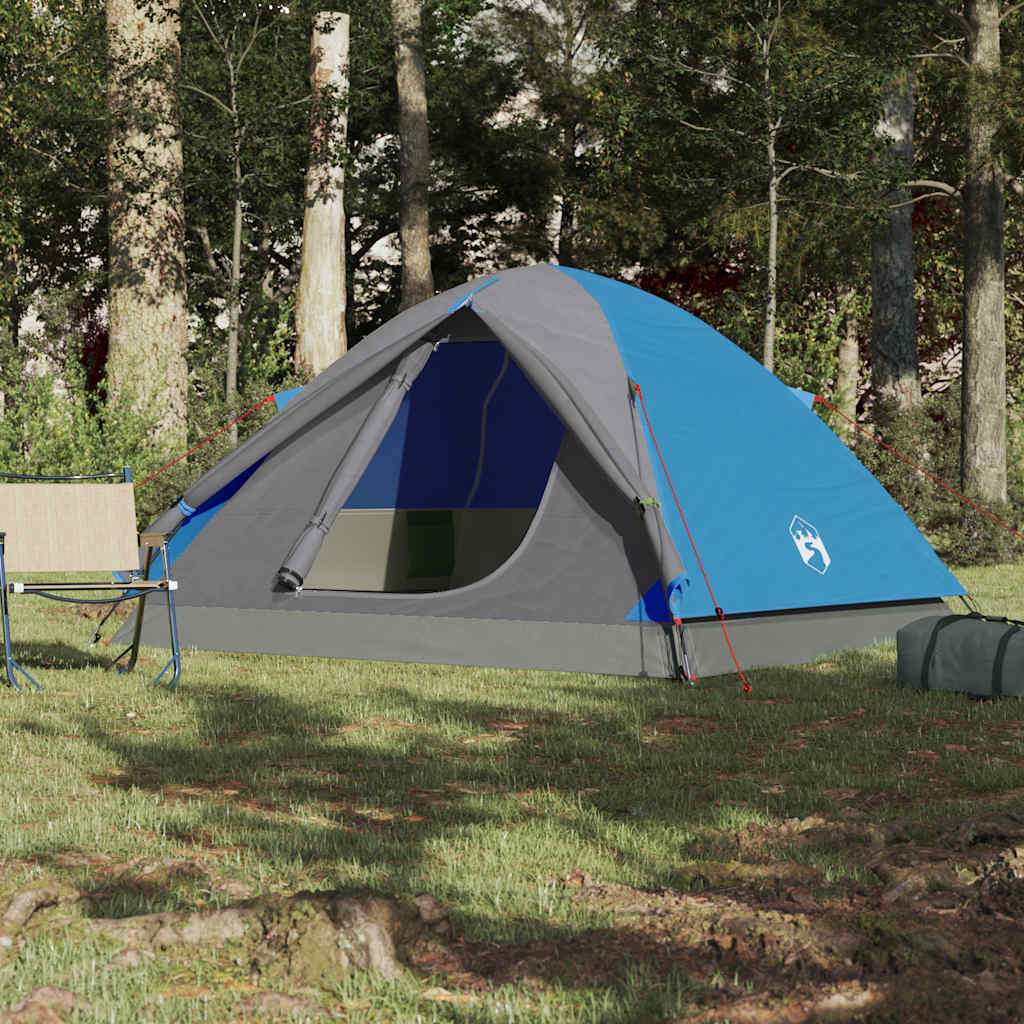 Zijaanzicht van de vidaXL koepeltent in blauw, met open ingang en campingstoelen ernaast.