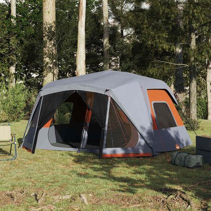 Grijze en oranje vidaXL tent voor 10 personen, waterdicht met snelontgrendeling in een bosrijke omgeving.