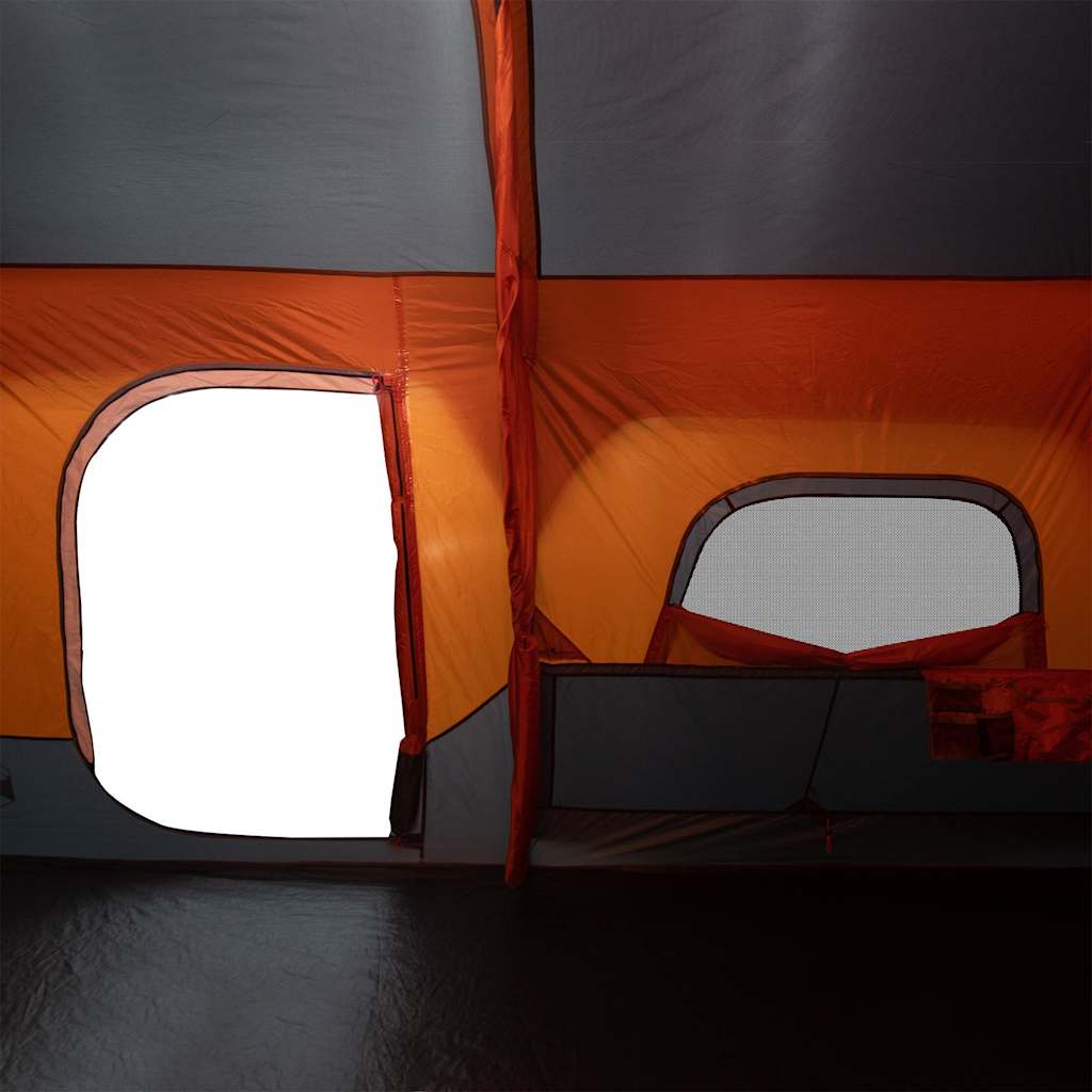 Detail van de grijze en oranje tent met gaaswanden en toegangsdeuren.