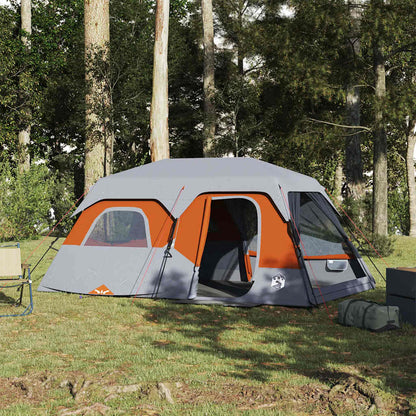 Grijze en oranje vidaXL tent voor 9 personen, waterdicht en snel op te zetten in een bosrijke omgeving.