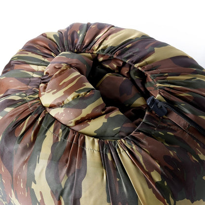 Detail van de opgerolde vidaXL slaapzak in camouflageprint met kussens.