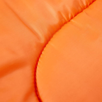 Detail van de oranje polyester stof van de vidaXL slaapzak met een gladde afwerking.