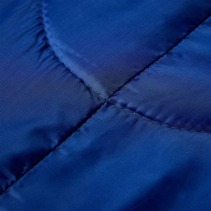 Detail van de mummie slaapzak in donkerblauw, met zichtbare stiknaden en textuur.