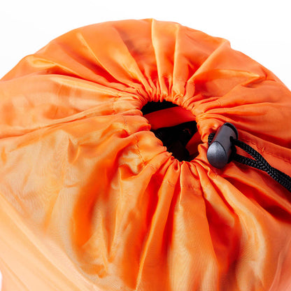 Close-up van de oranje opbergzak van de vidaXL mummie slaapzak met trekkoord.