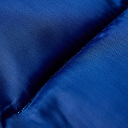 Close-up van de waterbestendige blauwe stof van de vidaXL mummie slaapzak.