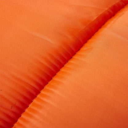 Detail van de oranje polyester stof van de vidaXL mummie slaapzak.