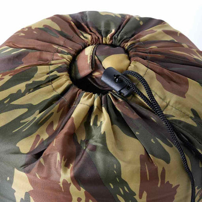 Detail van de camouflage bovenkant van de vidaXL mummie slaapzak met trekkoord.