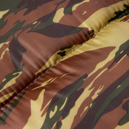 Detail van de camouflagedruk in bruin en groen van de vidaXL mummie slaapzak.
