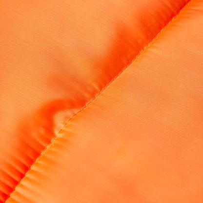 Detail van de oranje stof van de vidaXL mummie slaapzak met zichtbare stiksels.