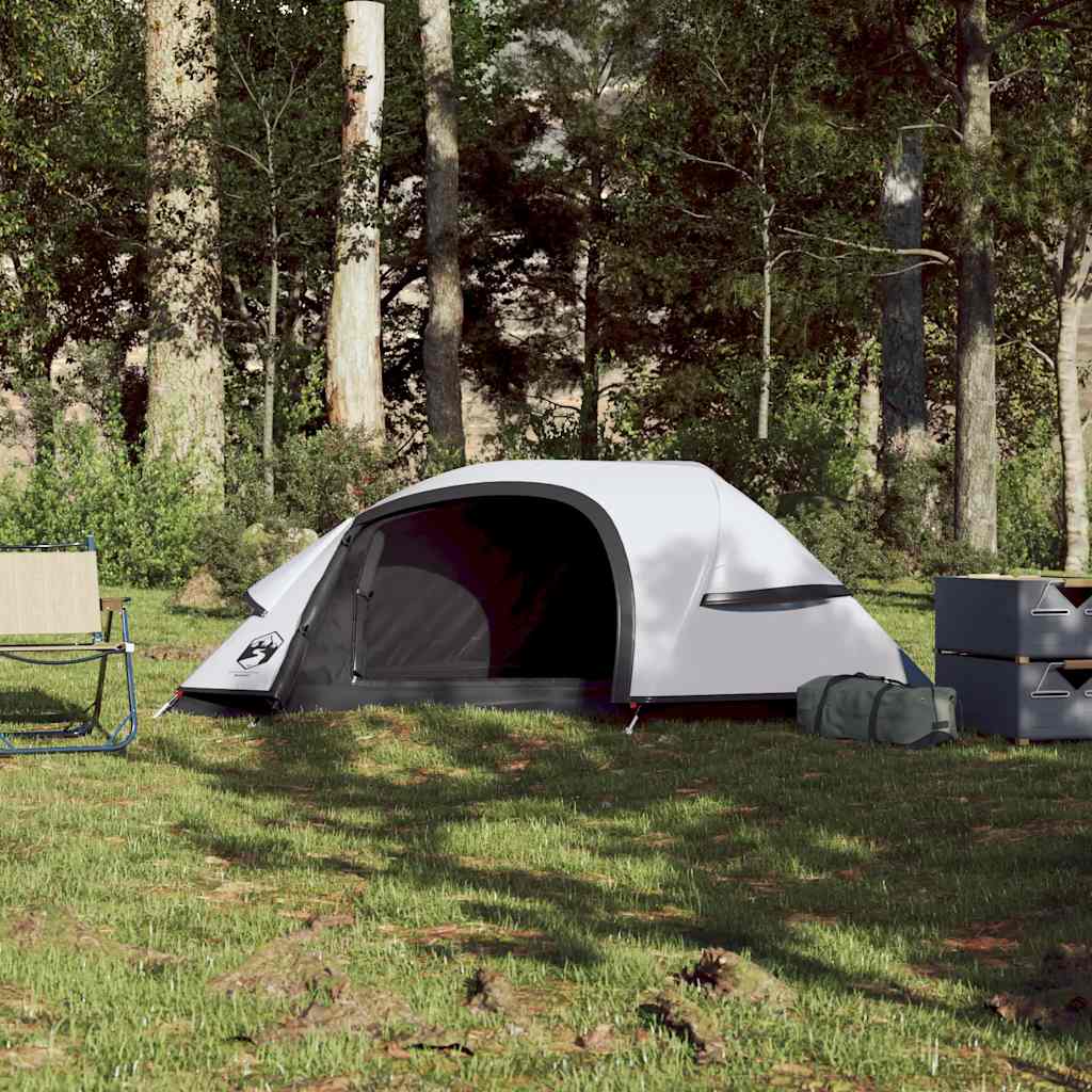 Zijaanzicht van de vidaXL koepeltent in wit, opgesteld op gras met campingstoelen.