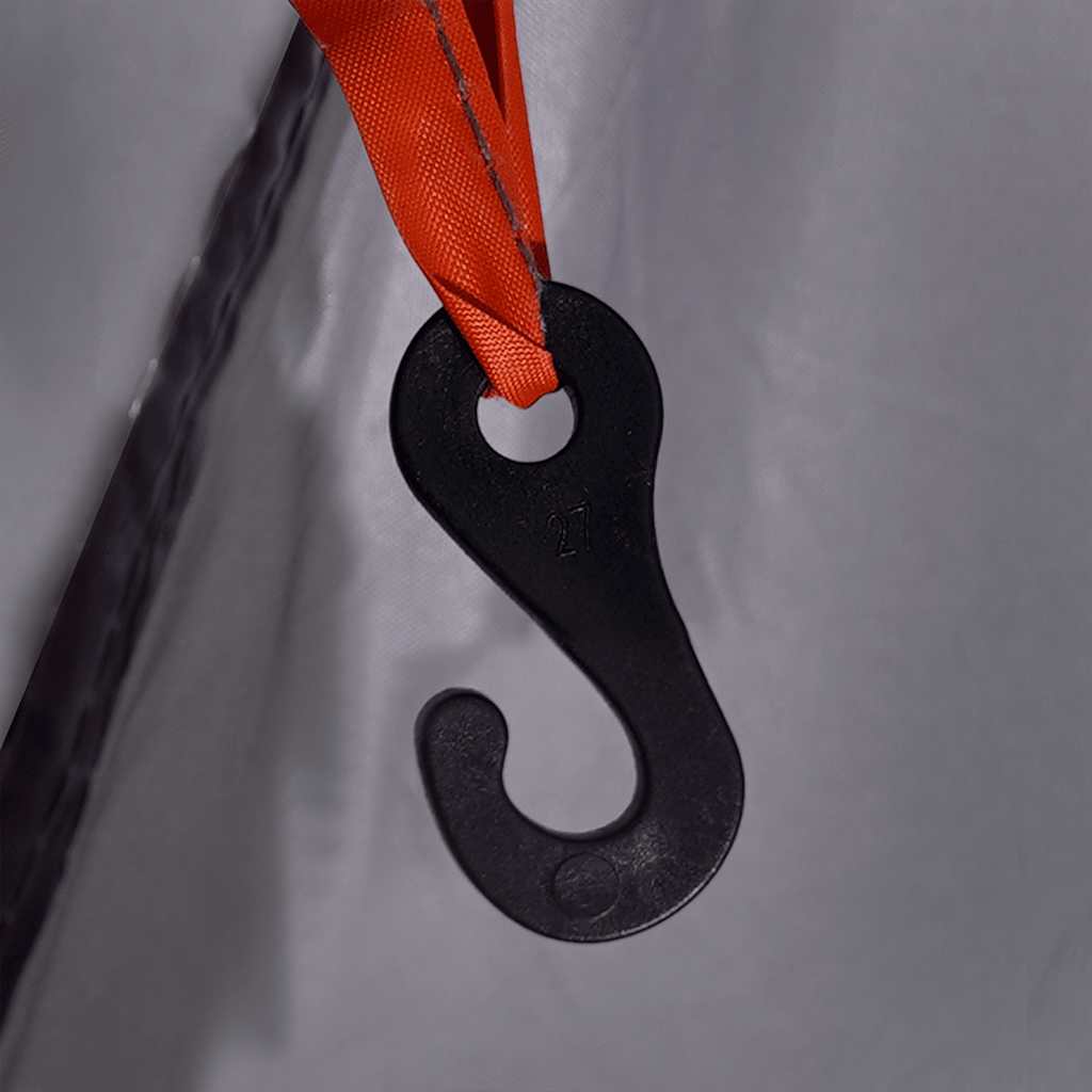 Detail van de zwarte haak met oranje lint in de vidaXL Tipitent.